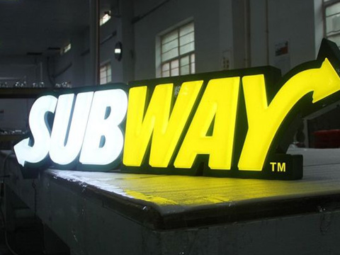 subway logo huruf timbul akrilik